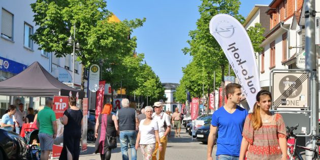 Sonntagsspaziergang durch Lampertheim bei schönstem Wetter. Viele Attraktionen und tolle Angebote in den Geschäften, neue Fahrzeuge und faszinierende Oldtimer lockten Besucher aus nah und fern. Foto: Hannelore Nowacki