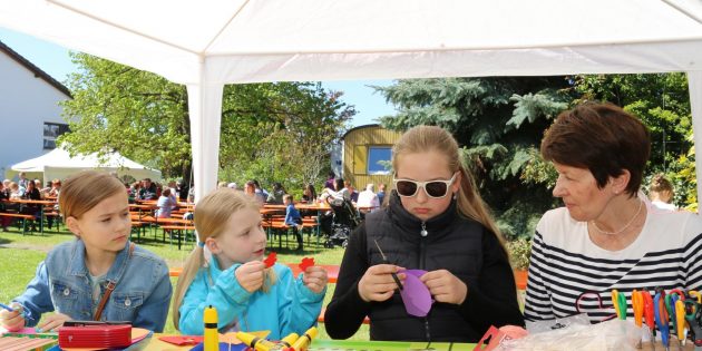 Basteln macht Spaß: Vögelchen zum Aufhängen und Blumenstecker waren im Programm. Foto: Hannelore Nowacki