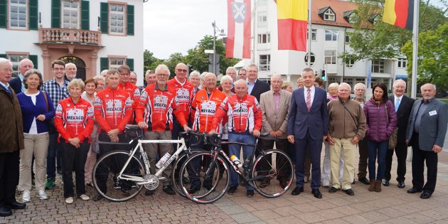 Die sechs belgischen Radsportler und ihre Begleitpersonen aus der Partnerstadt Maldegem wurden am Pfingstmontag in Lampertheim freundschaftlich empfangen. Foto: Sigrid Samson