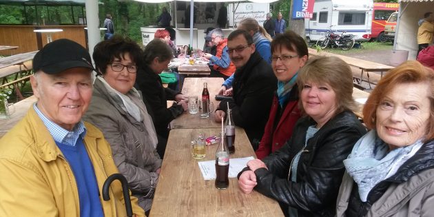 Beim Waldfest in Biblis genossen die Gäste die Gemütlichkeit und das traditionelle Wellfleisch. So unter anderem auch der ehemalige Bürgermeister Alfred Kappel (l.), Rita Schramm (CDU Biblis, 2.v.l.) und Bürgermeister Felix Kusicka (4.v.r.). Foto: Jannis Tirakis