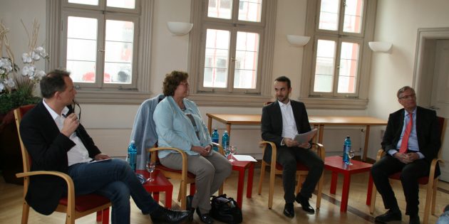 Diskutierten im Historischen Rathaus zum Thema Cannabisverbot: Marcus Bocklet, Sozialpolitischer Sprecher der Fraktion Bündnis90/Die Grünen im hessischen Landtag, Dr. med. Ursula Hebrank, Psychiaterin, Psychotherapeutin und Leitende Ärztin der Klinik Schloß Falkenhof in Bensheim Moderator und Jugendratsvorsitzender Michael Pfeifer und Dr. Ralf-Norbert Bartelt, sozialpolitischer Sprecher der CDU Fraktion im hessischen Landtag. Foto: Eva Wiegand