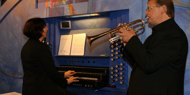 Am vergangenen Sonntag spielten Falk Zimmermann, Trompete und Heike Ittmann an der großen blauen Vleugels-Orgel im Lampertheimer Dom ein Konzert mit Werken von Thierry Escaich, Ivan Jevtic, Ofer Ben-Amots und Gustav Holst. Foto: Eva Wiegand