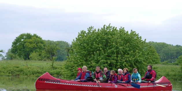 Erkundeten die westliche Gemarkungsgrenze auf dem Rhein: Eine Gruppe der Freien Wähler-Bürger für Groß-Rohrheim. Foto: oh
