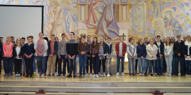 Die Firmbewerber der Kirchengemeinde Maria Verkündigung wurden in einem feierlichen Familiengottesdienst am Pfingstsonntag vorgestellt. Foto: Sigrid Samson