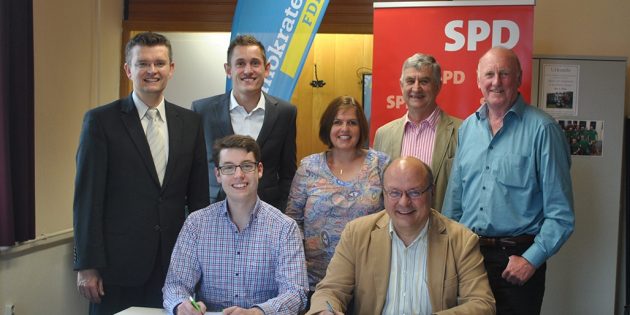 Gehen gut gelaunt in die sozialliberale Koalition: Die beiden Fraktionsvorsitzenden Marius Schmidt (SPD) und Thomas Bittner (FDP; vorne v.l.) bei der Unterschrift des Koalitionsvertrages. Mit dabei: Der Erste Stadtrat Jens Klingler, Fritz Röhrenbeck (FDP), Christiane Krotz (SPD), Gottlieb Ohl (FDP) und Fritz Götz (SPD; hinten v.l.). Foto: Benjamin Kloos