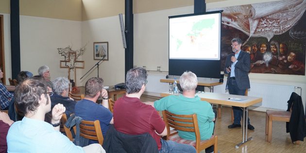 Zahlreiche interessierte Bürger waren zum Vortrag über Flüchtlingsströme im Pfarrzentrum St. Michael in Bürstadt erschienen, um sich näher über die Thematik zu informieren. Foto: Sigrid Samson