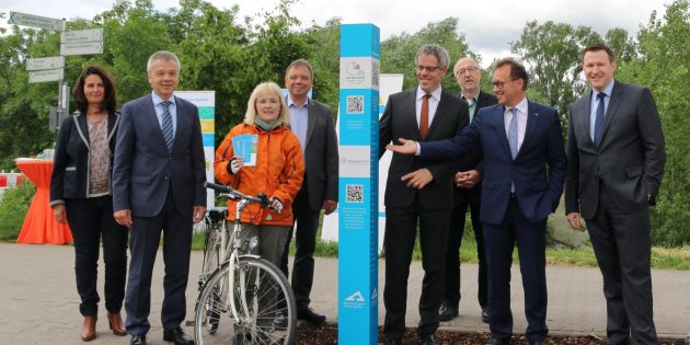 Einweihung der 1. Rheinachsenstele in Lampertheim am Rheinradweg EuroVelo15 am Dienstag (von links): Carmen Daramus (Projektbeauftragte im Stadtmarketing), Bürgermeister Gottfried Störmer, Ute Schollmaier (Wirtschaftsförderung Bergstraße/Tourismusagentur Nibelungenland), Reinhard Diehl (Geschäftsführer Unesco Geopark Bergstraße-Odenwald), Landrat Christian Engelhardt, Uwe Becher (Leiter Ordnungsamt), Verbandsdirektor Ralph Schlusche und Dr. Matthias Zürker (Geschäftsführer Wirtschaftsförderung Bergstraße). Foto: Hannelore Nowacki