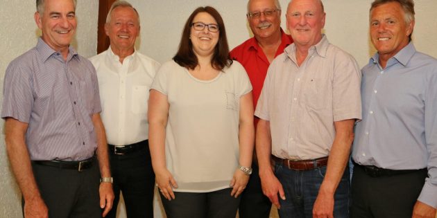 Die Leitungsorgane der Baugenossenschaft Lampertheim im Bild: Der Vorstand mit Erich Schollmeier (links), Geschäftsführerin Isabella Pintac und Fritz Götz (2. von rechts). Der Aufsichtsrat mit dem Vorsitzenden Erich Maier (2. von links), Heinz Staab (im roten Hemd) und Walter Konrad (rechts). Beruflich bedingt fehlten vom Aufsichtsrat Peter Liermann, Jürgen Brenner und Helmut Gärtner. Foto: Hannelore Nowacki
