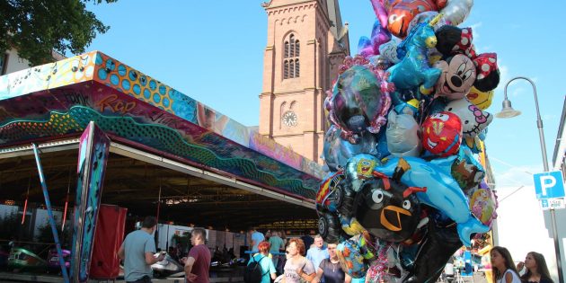 Das tolle Straßenfest um Kirche und Rathaus lädt am kommenden Wochenende vier Tage lang  mit einem abwechslungsreichen Programm ein. Archivfoto: Hannelore Nowacki