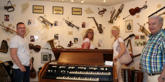 Im Musikzimmer lebt die Welt der Töne weiter, wenn auch verstummt. Doch die Hammond-Orgel gewinnt ihren Schwung zurück, sobald geschulte Finger über die Tasten fliegen. Foto: Hannelore Nowacki