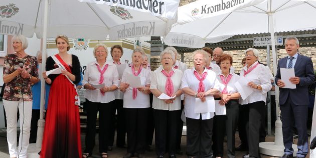Bürgermeister Gottfried Störmer war zur offiziellen Eröffnung des Jubiläumshoffestes gekommen und kam wie Spargelkönigin Elena I. in den Genuss gemeinsam mit dem Seniorenchor das Lied der Seniorenbegegnungsstätte zu singen. Foto: Hannelore Nowacki