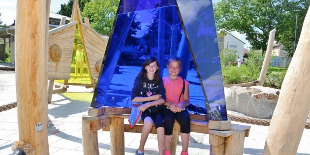 Stimmung in Blau – das probierten Stefanie und Zuzanna aus. Rutsche und Trampolin hatten sie schon mit viel Spaß getestet. Foto: Hannelore Nowacki