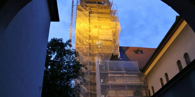 Der Turm der katholischen Pfarrkirche St. Michael ist bereits eingerüstet, erstrahlt aber noch in der nächtlichen Beleuchtung. Hannelore Nowacki