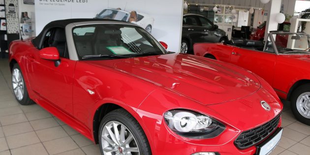 Das ist der neue FIAT 124 SPIDER in Rot. Sein dreißig Jahre alter Bruder neben ihm ist ein schöner Oldtimer, der immer noch Tempo und Fahrspaß macht. Foto: Hannelore Nowacki