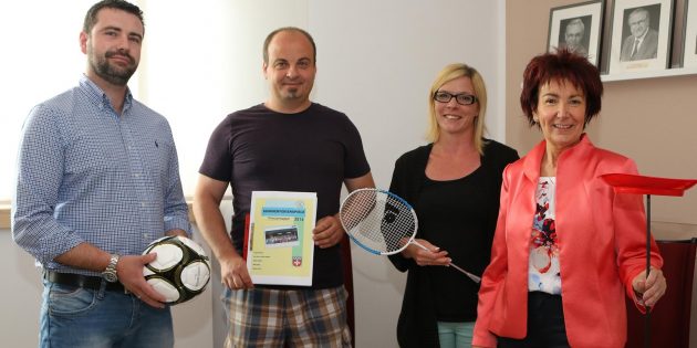 Beim Pressegespräch zu den Ferienspielen im Rathaus erhielt Rainer Hühn (links) von der Firma RH-Construction in Bürstadt als Sponsor für die Schülerbetreuung „Bärenhöhle“ von Bürgermeisterin Barbara Schader (rechts) eine Urkunde. Für die sportlichen Aktivitäten hatte er ein Paket mit zwei Fußbällen, drei Volleybällen, Jonglierbälle und –teller, Slalomhütchen, eine Theradecke, ein Schwungtuch und ein Badmintonset gespendet. Foto: Hannelore Nowacki