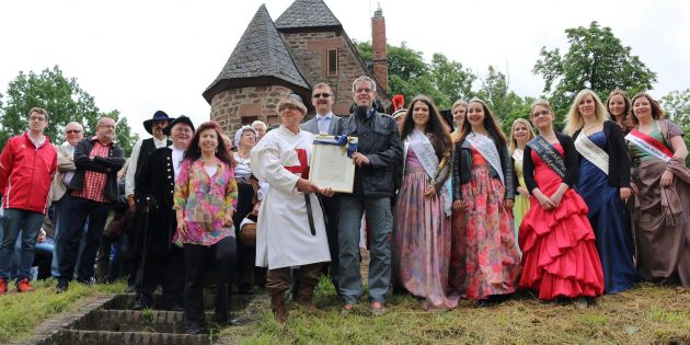 Nach der Verleihung der Urkunde zur Nordheimer „Trilogie“ als „Regionales Kulturerbe“ an den Verein für Heimatgeschichte hatte Landrat Christian Engelhardt alle Besucher zu einem Umtrunk eingeladen. Foto: Hannelore Nowacki