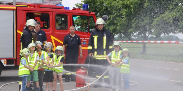 Nur ein strammer Strahl trifft das Feuer, mit fünf bar Druck bei der Löschaktion der Kinderfeuerwehr war Durchhaltevermögen gefragt. Foto: Hannelore Nowacki