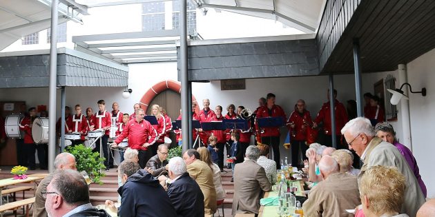 Geselligkeit, Musik und Unterhaltung spielten beim Gemeindefest der evangelischen Kirche in der Heinrichstraße neben dem Mittagessen und Kuchengenuss die Hauptrolle. Foto: Hannelore Nowacki