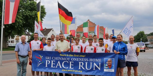 Im Geist von Freundschaft und Frieden, über die Grenzen von Nationalität, Kultur, Religion und Weltanschauung will die Organisation Sri Oneness-Home Peace Run die Menschen miteinander verbinden. In Europa sollen in diesem Jahr 45 Länder besucht werden. Foto: Hannelore Nowacki