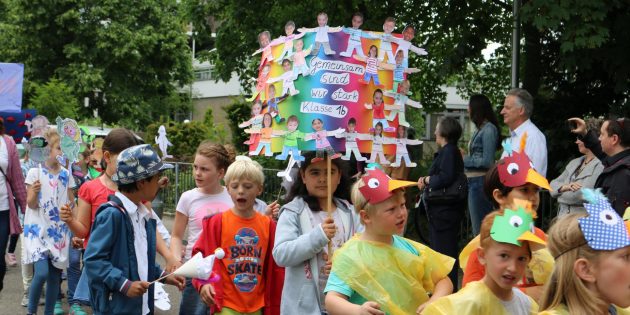 Bunt ist die Welt und vielfältig – das zeigten die Kinder eindrucksvoll beim Umzug, mit dem das Schulfest der Goetheschule begann. Foto: Hannelore Nowacki