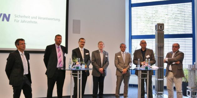 Bei der Podiumsdiskussion nahmen Kraftwerksleiter Horst Kemmeter (von links), Volker Utke aus Greifswald, Bürgermeister Felix Kusicka, Betriebsratsvorsitzender Reinold Gispert, Ulrich Schäfer (Hochtief) und Martin Proba (IHK Darmstadt) Stellung zu Fragen des Diskussionsleiters Lothar Lambertz, RWE-Pressesprecher aus Essen (2. von rechts) und aus dem Publikum. Foto: Hannelore Nowacki
