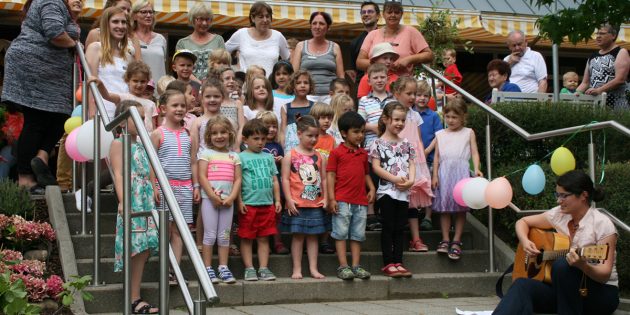 Die Kindergartenkinder eröffneten das diesjährige Terrassenfest, in dessen Rahmen auch das 50jährige Jubiläum der Einrichtung gefeiert wurde, mit einem schönen Lied.  Foto: Eva Wiegand