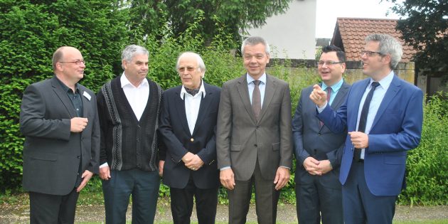 Feierten 30 Jahre Erziehungs- und Beratungsstelle: Frank Occhionero, Leiter der Einrichtung, Hendrik Raekow (ehemaliger Leiter des Diakonischen Werkes), der erste Leiter und Gründer der Beratungsstelle, Adolph E. Kritsch, Bürgermeister Gottfried Störmer, Jugendamtsleiter Kai Kuhnert und Landrat Christian Engelhardt (v.l.). Foto: Benjamin Kloos