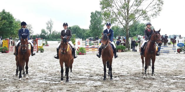 Die Mannschaft vom Jägerhof Biblis  konnte sich mit ihrem Trainer Helmut Höhnle beim Mannschaftsspringen der Klasse A einen weiteren Sieg verbuchen: Jessica Münch, Julia Dornecker, Juliana Wacker und Maya Mühlbert (v.l.). Foto: oh