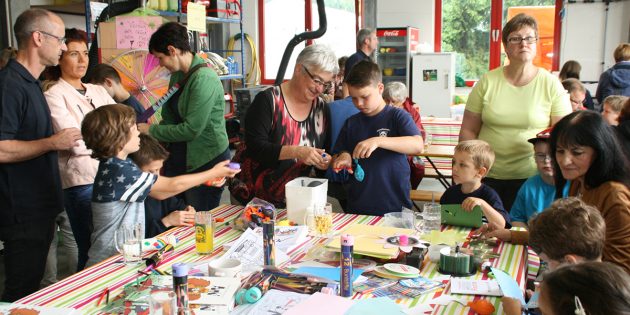 Am Basteltisch der Kindertagesstätte Regenbogen gab es für die jungen Besucher einiges zu tun. Foto: Eva Wiegand