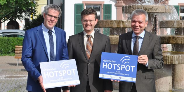 Bald ist kostenloses Surfen auch im Stadtpark und auf dem Schillerplatz möglich: Landrat Christian Engelhardt überreichte dem Ersten Stadtrat Jens Klingler sowie Bürgermeister Gottfried Störmer (v.l.) den Förderbescheid zur Einrichtung zweier WLAN-Hotspots. Foto: Benjamin Kloos