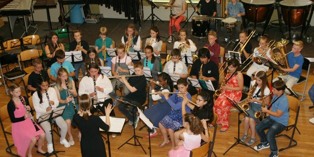 Eröffneten das Konzert und begrüßten musikalisch den Sommer: Die Bläserklasse 5 des Lessing-Gymnasiums. Foto: Eva Wiegand