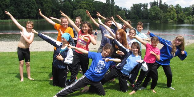 In Siegerpose: Die Schwimmer der SG Neptun Lampertheim. Foto: oh