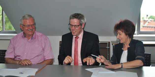 Der Pakt für den Nachmittag kann kommen: Peter Gärtner, Schulleiter der Bürstädter Schillerschule, Landrat Christian Engelhardt und Bürgermeisterin Barbara Schader unterzeichneten am Mittwoch die entsprechende Vereinbarung. Foto: Benjamin Kloos
