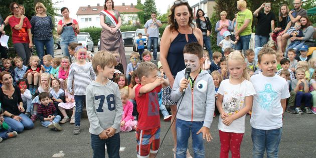 Gangnam-Style in der Kita Guldenweg - das bunte Programm beim Spargelfest hatte einige Highlights parat. Foto: Eva Wiegand