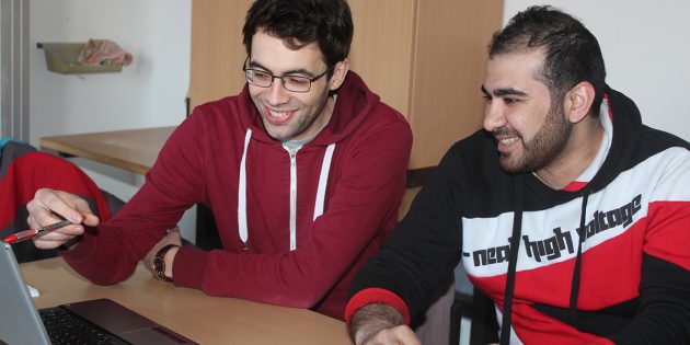 Auch bei der Jobsuche oder beim Ausfüllen von Formularen sowie Behördenbesuche sind Flüchtlinge für Unterstützung dankbar – die Integrationslotsen leisten in diesem Bereich hervorragende Arbeit. Foto: oh