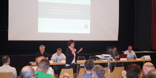 Bürgermeisterin Bärbel Schader gab den Bürgern im Rahmen einer Bürgerinformationsveranstaltung die Gelegenheit, sich über den bisherigen Planungsstand und mögliche Handlungskonzepte zu erkundigen – präsentiert vom beauftragten Ingenieurbüro Habermehl & Follmann. Foto: Sigrid Samson