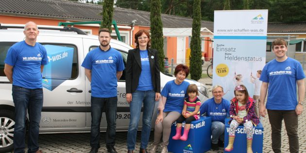 Rühren kräftig die Werbetrommel, um möglichst viele Helfer für den Freiwilligentag zu gewinnen. TV 1891-Vorsitzender Andreas Röß, Wirtschaftförderer Tim Lux, Koordinatorin des Freiwilligentages Monika Schill, Bürgermeisterin Barbara Schader, Kita-Zwergenwald Leiterin Anja Kuhn mit Ella und Katharina sowie Sebastian Schön. Foto: Eva Wiegand