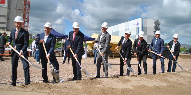 Beim Spatenstich betonten die Verantwortlichen des Großbauprojektes, unter anderem Vincent Bröring (Firma Action; l.), Dr. Wolfgang Dietz (Dietz AG; 2. v. l.), Landrat Christian Engelhardt (3.v.l.) und der Bibliser Bürgermeister Felix Kusicka (4.v.l.) ihre harmonische Zusammenarbeit. Foto: Benjamin Kloos