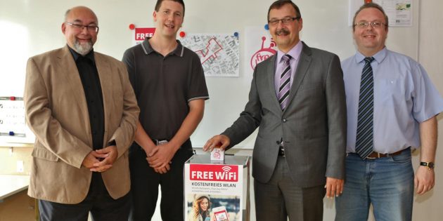 Seit Dienstag ist das erste kostenlose W-LAN in Biblis zwischen Rathaus und Kirche verfügbar - Bürgermeister Felix Kusicka drückte den roten Knopf. Die Fachabteilung der Gemeinde Biblis mit Thomas Wilhelm (von links), Marcel Otwarko und Burkhard Seib war für die Installation zuständig. Foto: Hannelore Nowacki