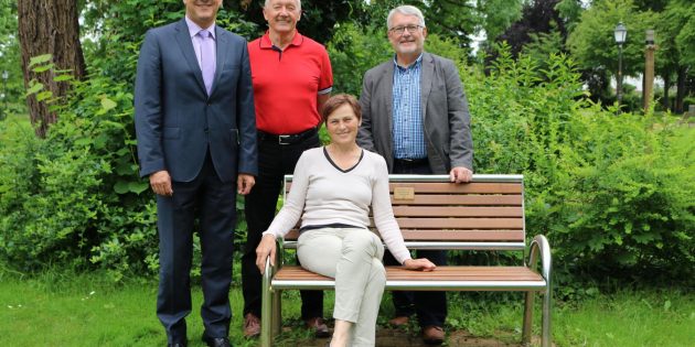 Zum Pressegespräch im Lampertheimer Stadtpark war der komplette Vorstand der Bürgerstiftung gekommen. Auf der Sitzbank, von der Bürgerstiftung gestiftet: Elzbieta Liermann, stehend (von links) Ralph Butz, Vorstandsvorsitzender Erich Maier und Dieter Goll. Foto: Hannelore Nowacki