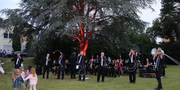Die Brass Band Biblis unter der Leitung von Dirigent Thomas Reis brachte die Zuhörer mit ihrer Musik und unterhaltsamer Präsentation in Stimmung. Foto: Hannelore Nowacki