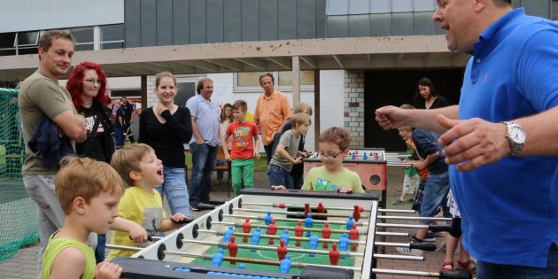 Die Tischkicker spielten nach den Regeln der Turnierleitung – großer Jubel bei gewonnenem Spiel. Foto: Hannelore Nowacki