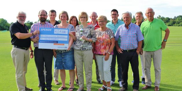 Die Biedensandschule kann die 500 Euro für das neue Klettergerüst gut gebrauchen. Die beiden Club-Präsidenten Hans-Jürgen Brems vom Lions-Club (links) und Christofer Daurer vom Rotary Club (2. von links) übergaben den Spendenscheck an Fördervereinsvorsitzende Simone Baumann, Rechner Gerhard Baier und Schulleiterin Edith Sperling-Sesin. Foto: Hannelore Nowacki