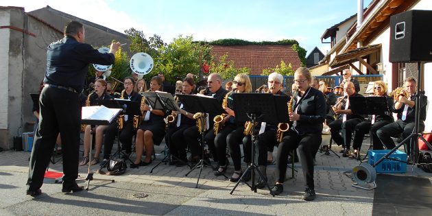 Beim Sommerfest anlässlich des Jubiläums der Filminsel standen vielfältige Genüsse im Mittelpunkt – auch für das Gehör durch die Brass Band Biblis. Foto: Jannis Tirakis