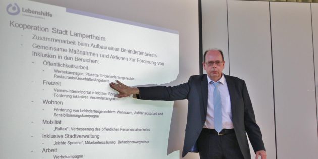 Günther Baus wies bei der Feierstunde zum Projekt-Abschluss „Inklusiv“ im Mai 2015 wie auch bei der Jahreshauptversammlung auf die enge Zusammenarbeit der Lebenshilfe Lampertheim und Ried mit der Stadt Lampertheim hin. Archivfoto: Hannelore Nowacki
