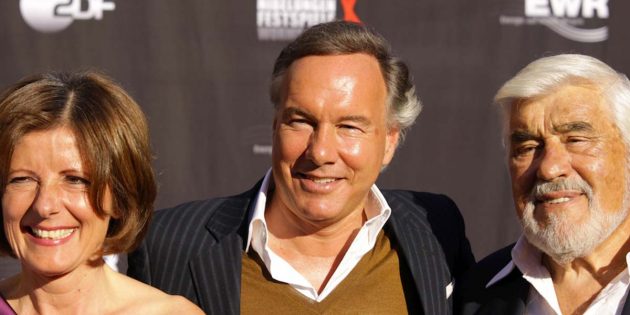Jede Menge Prominenz wird am Premierenabend erwartet: Neben Stars und Sternchen werden auch Ministerpräsidentin Malu Dreyer, hier mit Intendant Nico Hofmann und Mario Adorf, zu Gast in der Nibelungenstadt sein. Archivfoto: Karolina Krüger