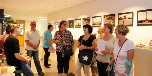 Die neue Ausstellung mit Fotografien von Florian Seidel im Rathausfoyer von zwei Reisen nach Nordkorea zog die Besucher der Vernissage in ihren Bann und regte zu Gesprächen an.  Foto: Hannelore Nowacki