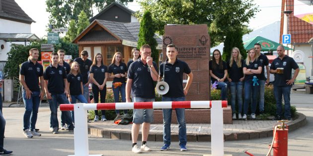 Ohne Kerwewein geht nichts: Erst nachdem der wichtigste Teil mit der Ausgrabung erfolgreich durchgeführt war, galt die Riedroder Kerwe als offiziell  eröffnet. Foto: Eva Wiegand