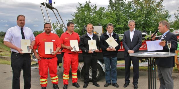 Die Ehrung der Bundesrepublik Deutschland für die Fluthilfe 2013 nahmen stellvertretend für alle 63 DLRG-Helfer im Kreis Bergstraße Thomas Uhrig (Hirschhorn), Thomas Hanselmann (Lampertheim), Peter Jäger (Heppenheim, Zugführer des Kreises Bergstraße) und Thomas Rech (Gruppenführer aus Heppenheim) von Landrat Christian Engelhardt entgegen (im Bild rechts: DLRG-Kreisvorsitzender Matthias Denner). Foto: Hannelore Nowacki