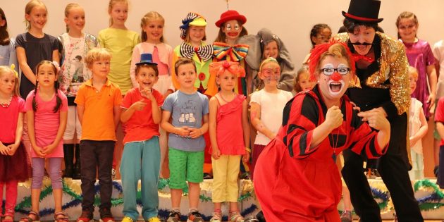 Bei der Aufführung des Zirkusmusicals hatten die Zuschauer im Saal und die Chorkinder auf der Bühne einen Riesenspaß. Foto: Hannelore Nowacki